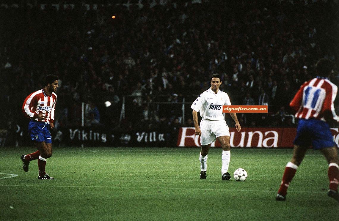 Imagen Fernado Redondo paseo su elegancia en el mediocampo del Real Madrid durante 6 temporadas.