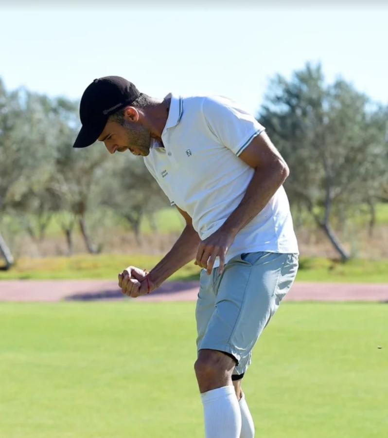 Imagen Nicolás García, el mejor argentino en Footgolf. Botines con tapones bajos, medias altas, short de golf y chomba, la vestimenta oficial del deporte