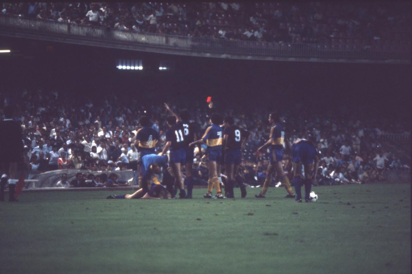 Imagen La expulsión de Passucci, que rompió el partido. Foto: Archivo El Gráfico
