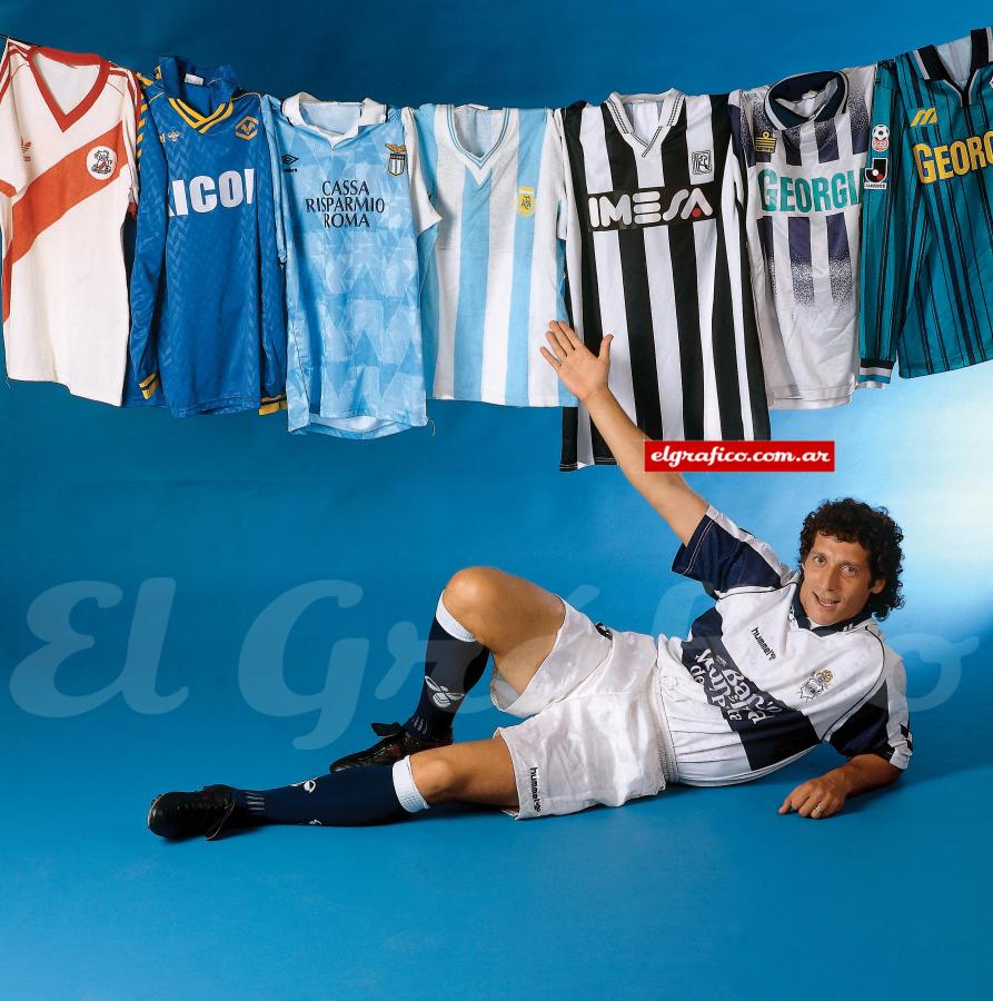 Imagen Pedrito y sus camisetas del fútbol grande. Terminó su campaña en Villa Dálmine, en la C.