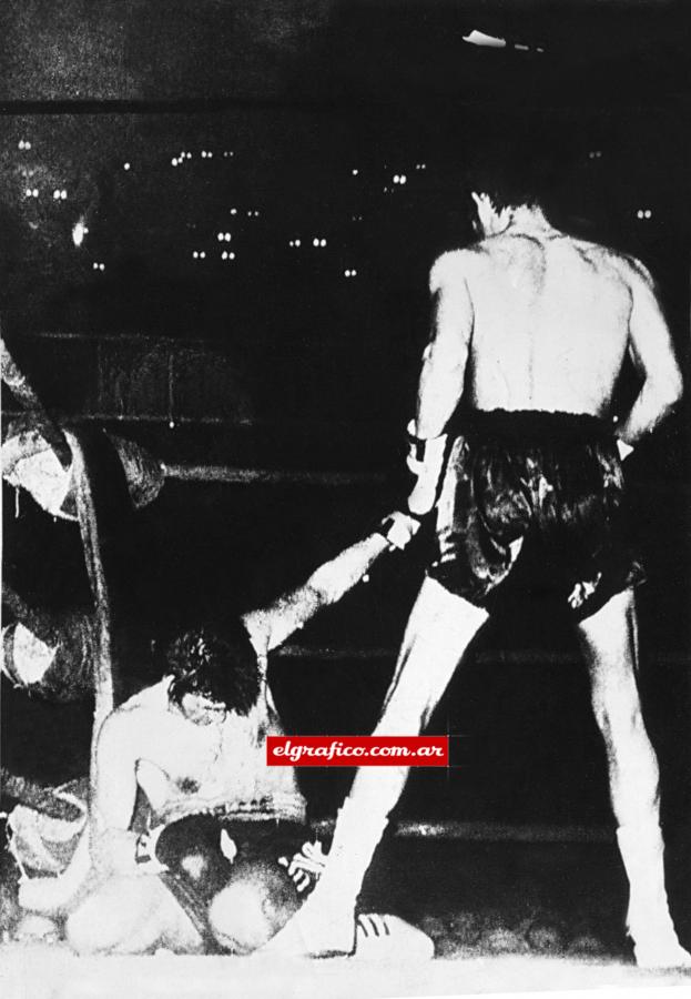 Imagen 2-26 Benvenuti yace en la lona, demolido. Monzón le dio una palizxa en Roma y conquistó el título mundial. Nacía una leyenda del boxeo.