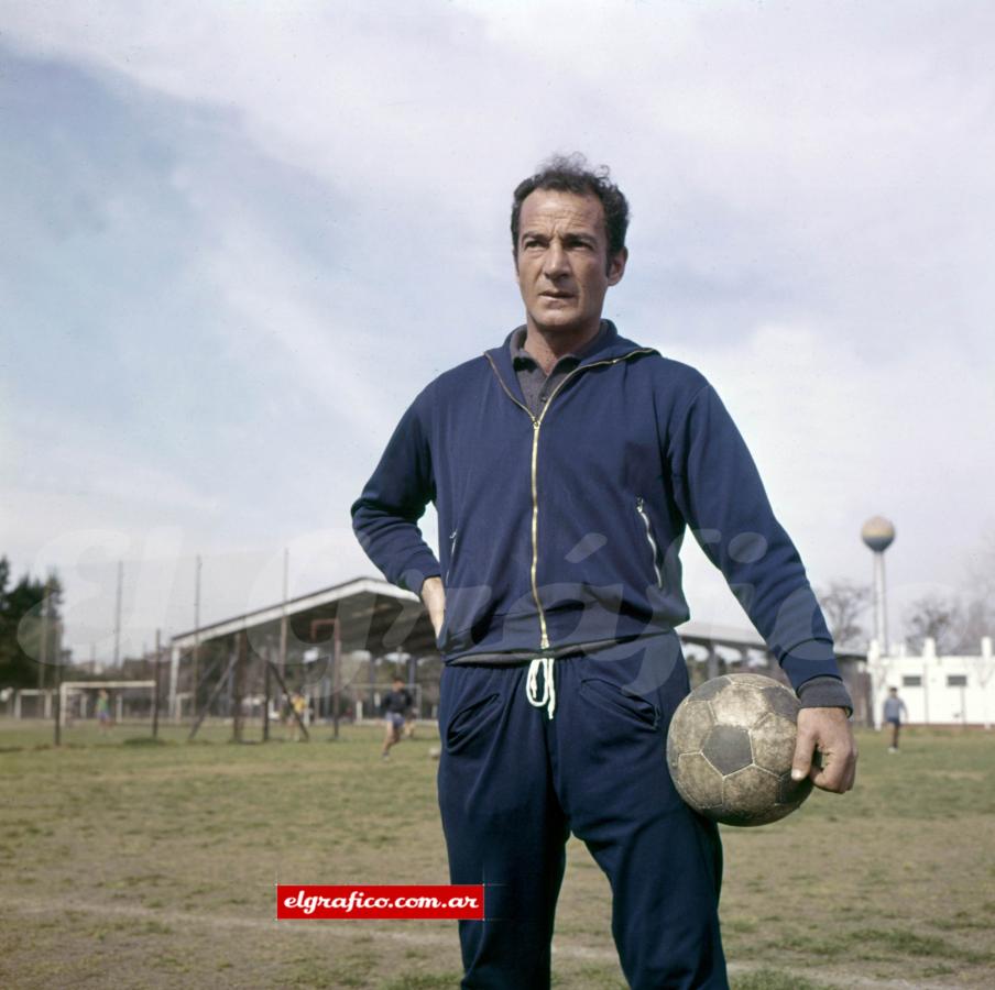 Imagen La carrera profesional de Ernesto Grillo comenzó en 1949 y finalizó en 1965. Jugó 397 partidos y convirtió 140 goles. Con la Selección Argentina ganó la Copa América de 1955.