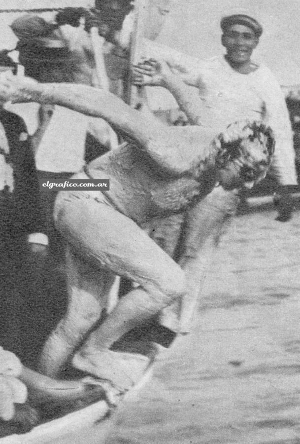 Imagen Lanzándose al agua desde una lancha, en el puerto de Colonia, inicia Garramendy el raid de largo aliento que supone unir las costas de Uruguay y Argentina.