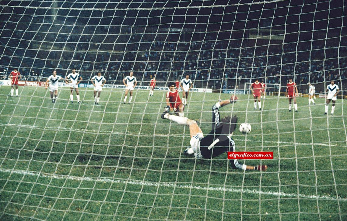 Imagen Hazaña. En un Vélez-Argentinos de 1980 le atajó dos penales a Maradona en el mismo partido y su equipo ganó 1-0. Este es el segundo.