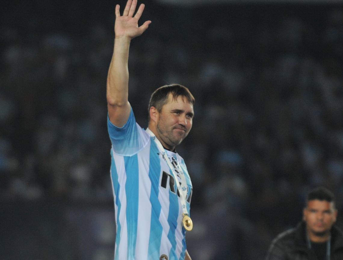 Imagen Eduardo Coudet con la camiseta puesta, festejando su primera conquista como director técnico.