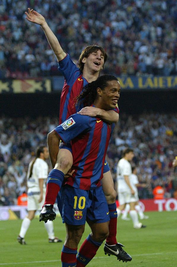 Imagen Messi celebra con Ronaldinho su primer gol en Barcelona (LLUIS GENE / AFP)