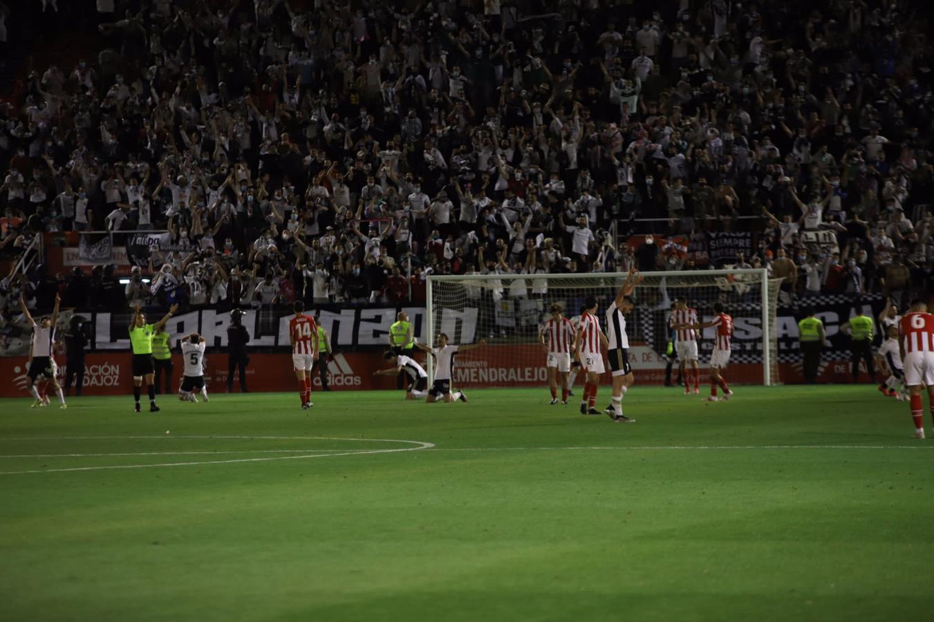 Imagen El pitazo final le da inicio al delirio de la gente de Burgos, que volvió a la Segunda División.