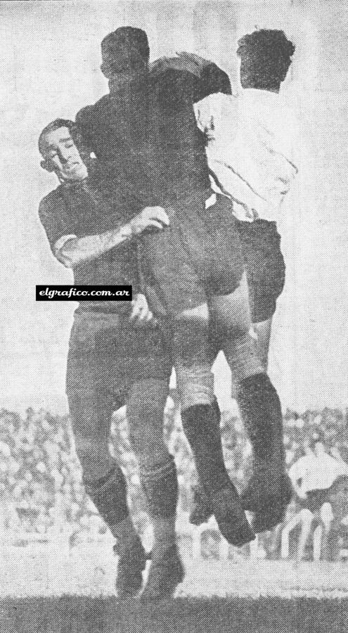 Imagen Entre Lecea y Moreno que han saltado para cabecear el goalkeeper Cuello consigue su objetivo de aprisionar la pelota.