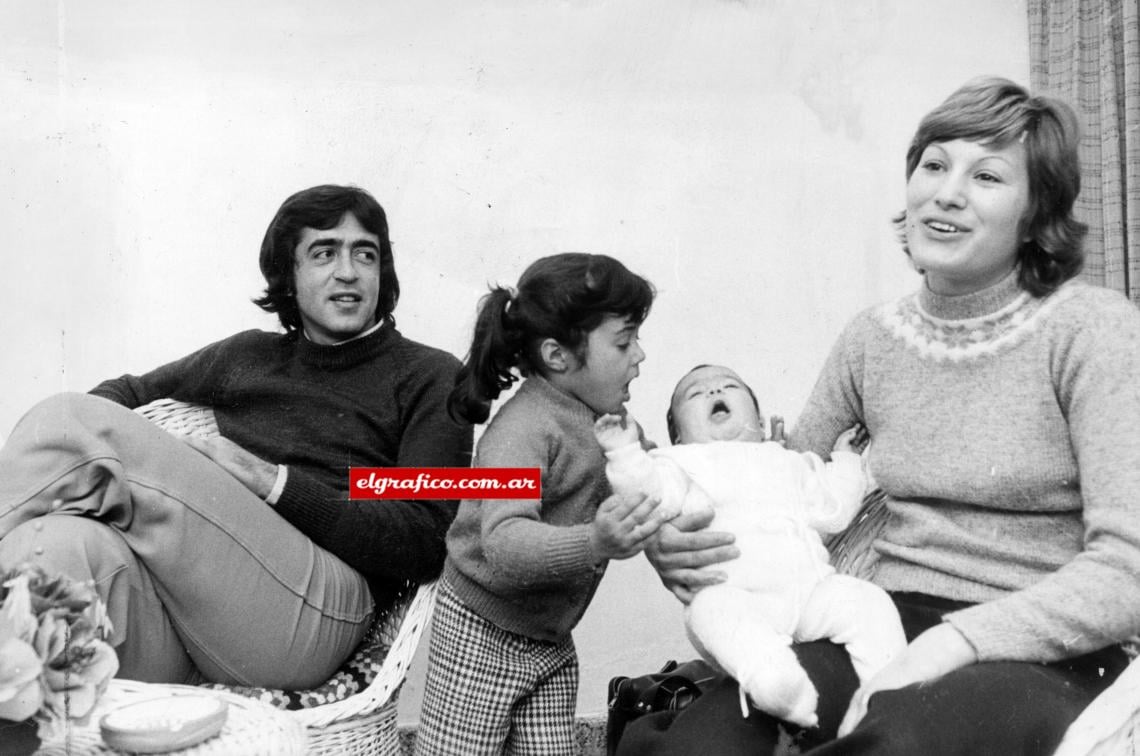 Imagen Su mujer, Marina. La piba mayor, Adriana y Natalia. La familia es lo más importante.