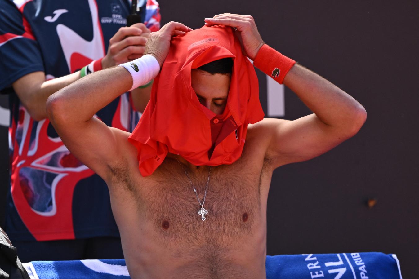Imagen de Djokovic intentó explicar su derrota: "Puede ser que el botellazo haya influido"