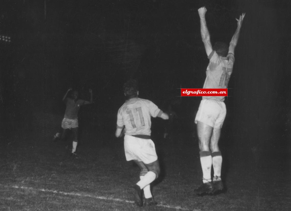 Imagen Celebran los brasileros, que un año atrás habían sido Campeones del Mundo en Suecia.