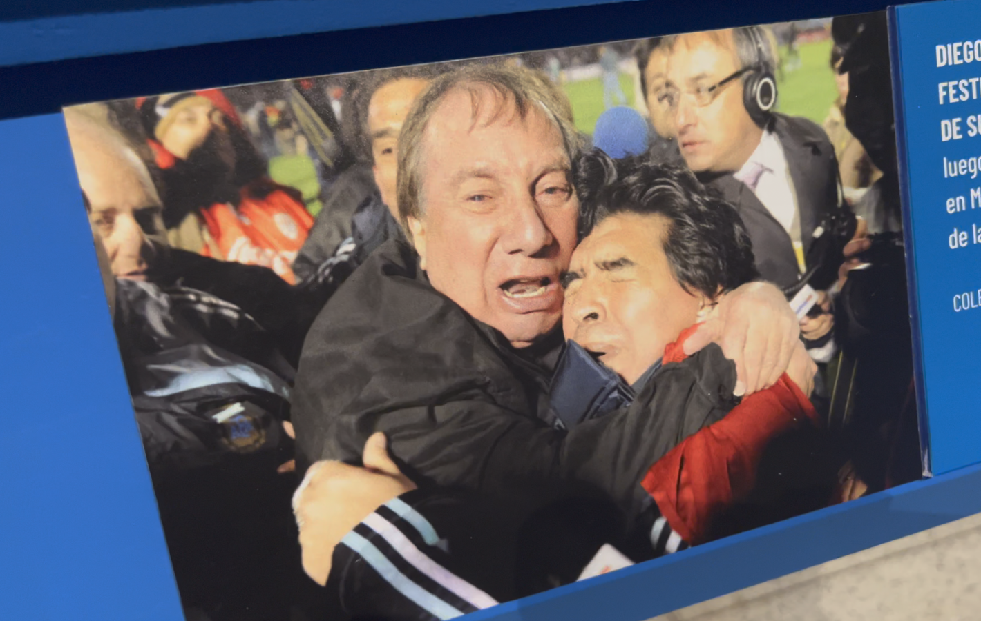 Imagen Una foto que se puede escuchar: la dramática clasificación de Argentina al Mundial 2010 y el abrazo interminable entre Maradona y Bilardo 