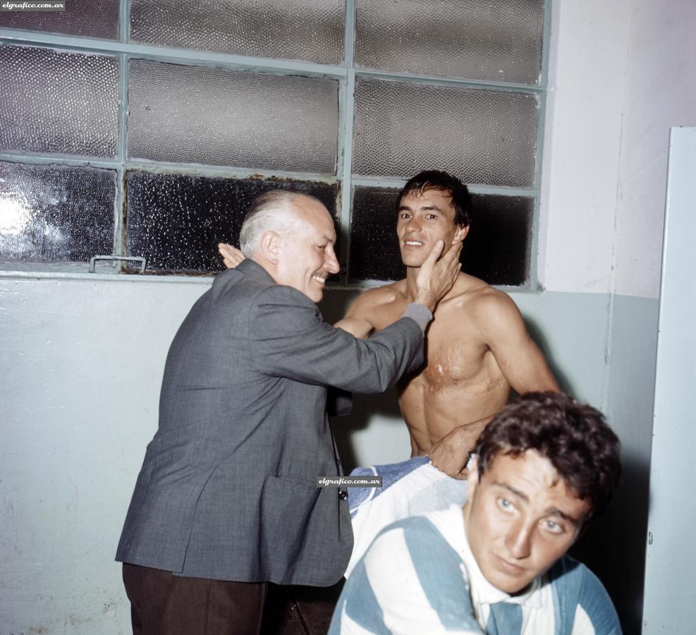 Valentín festeja y saluda a los jugadores argentinos dentro del vestuario.