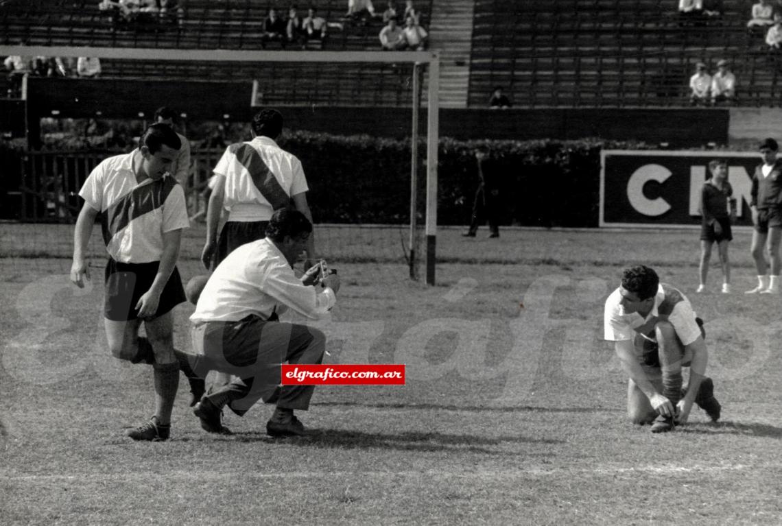 Imagen El Beto distendido antes del partido. La foto es del 2 de marzo de 1960, en el Monumental. En el conjunto de Nuñez ganó los Campeonatos de Primera División de 1955, 56 y 57.