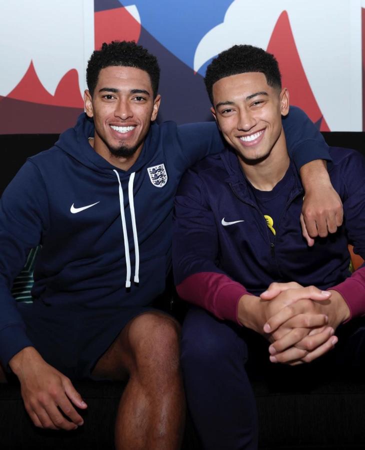 Imagen Jude y Jobe Bellingham, con ropa de la selección inglesa.