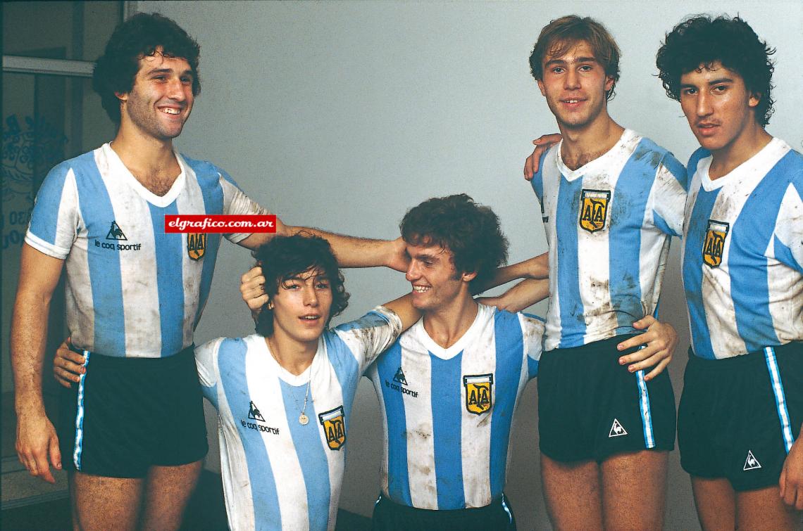 Imagen Juvenil 81, con la camiseta de la selección: Tata, Tapia, Ruggeri y Pautasso.