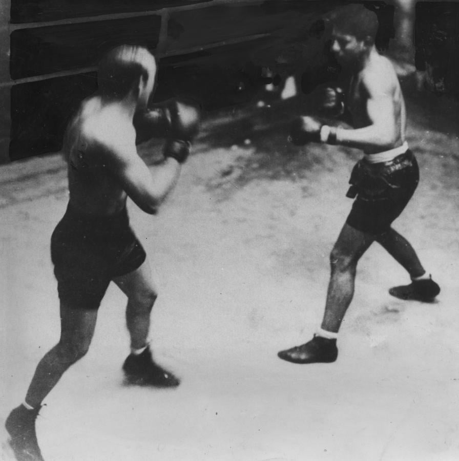 Imagen Como amateur desde 1924 hasta 1928, Justo Suárez terminó invicto con 43 victorias (15 KO), 3 empates y dos combates sin decisión.