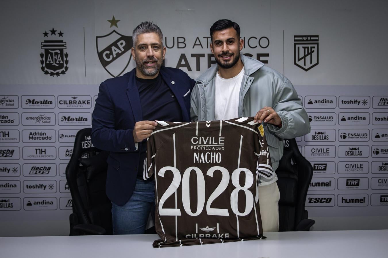Imagen Nacho Vázquez se quedará en Platense hasta 2028. Aquí junto al presidente Sebastián Ordóñez. Foto: Damián Marcovechio