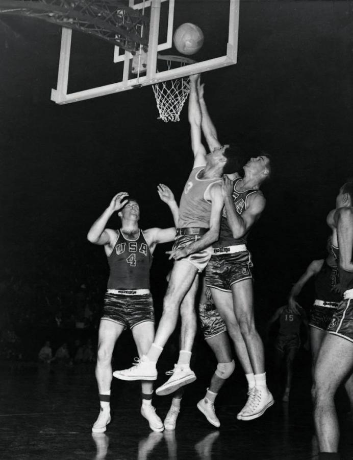 Imagen 1955. Furlong va al rebote ante Estados Unidos.