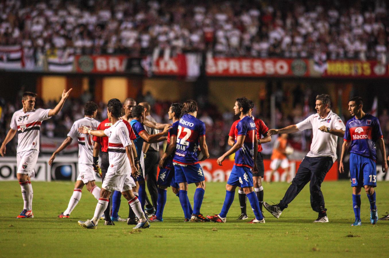 Imagen Corridas y locura total en el Morumbí. Minutos después, Sao Paulo sería campeón sin jugar el segundo tiempo (Brazil Photo Press / Brazil Photo Press via AFP)