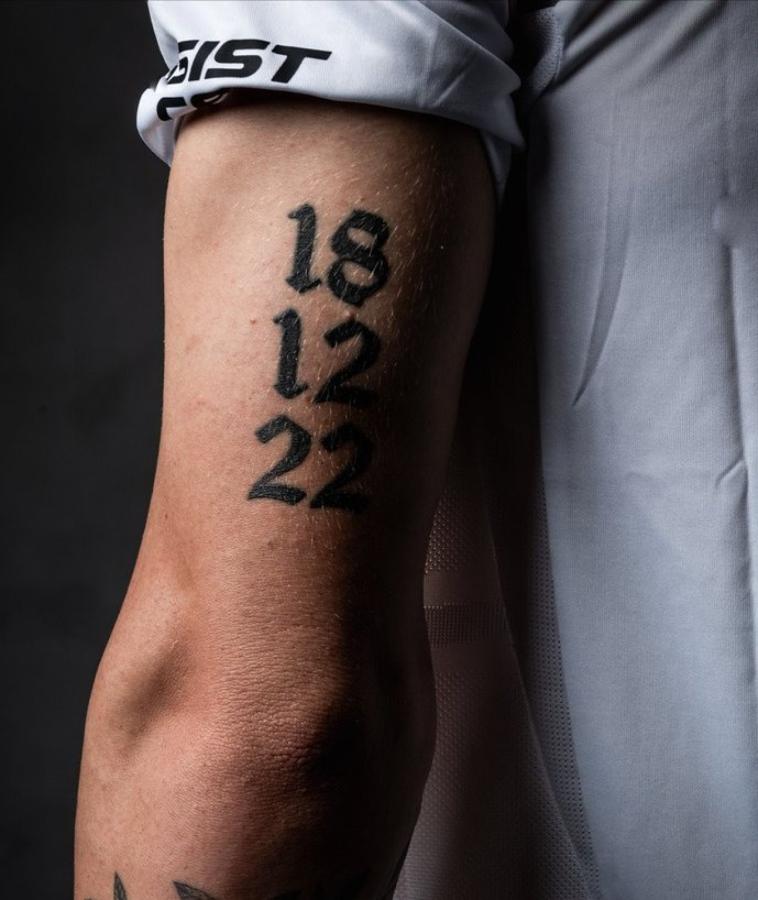 Imagen El tatuaje de Mastantuono con la fecha de la obtención de la Copa del Mundo.