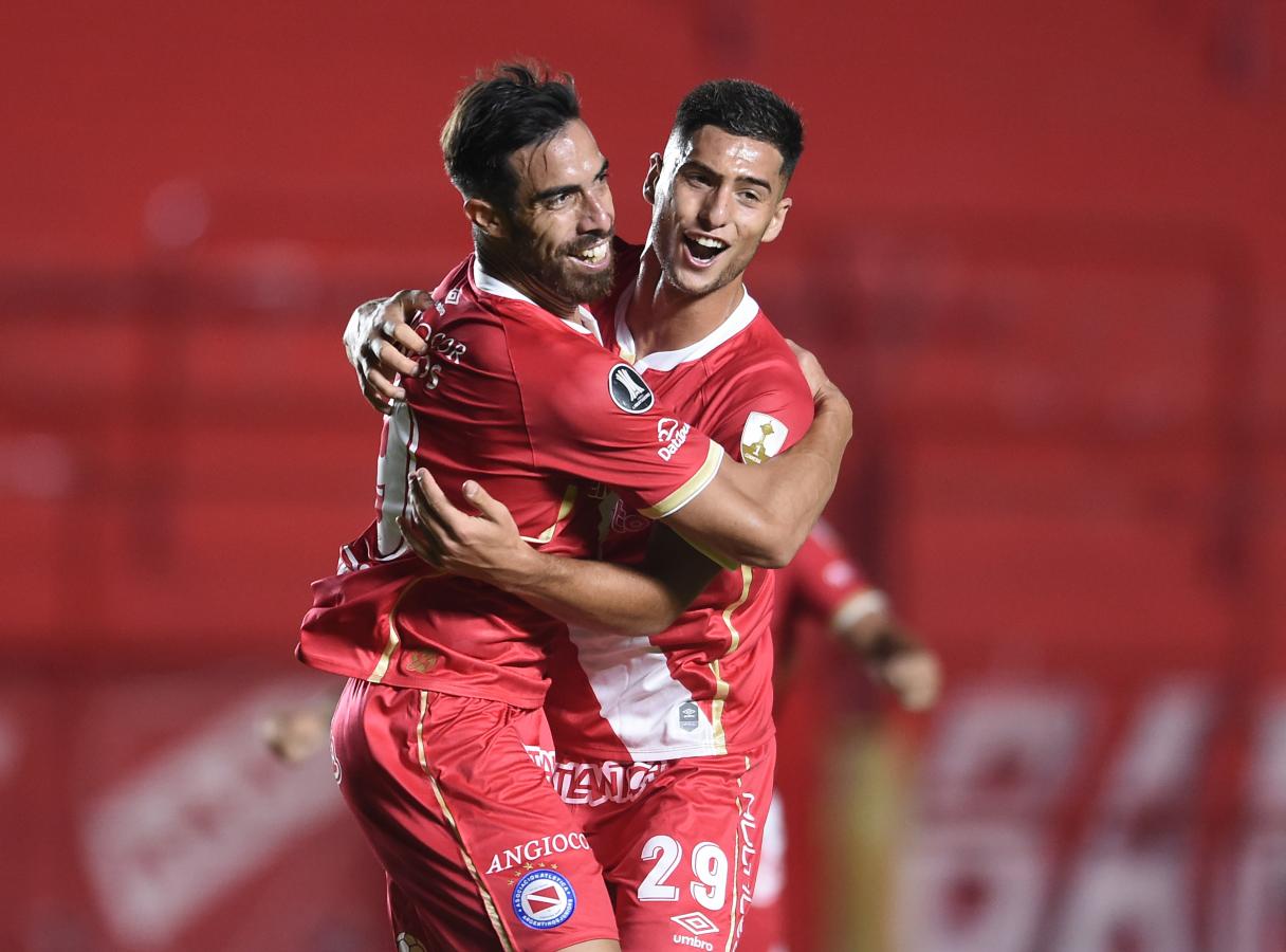 Imagen Ávalos festeja su tanto con Di Cesare. Fue a los 25 minutos del primer tiempo. Foto: Staff Images (CONMEBOL)