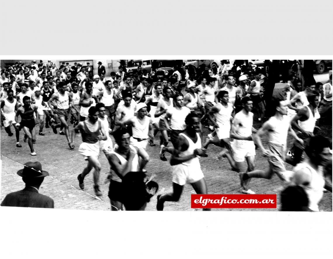 Imagen La primera Maratón de los Barrios dio ya la pauta del enorme interés que había despertado, como prueba esta fotografía en la que un centenar de competidores luchan por ganar posiciones.