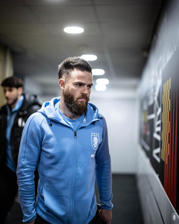 Imagen Nahitan Nández con la ropa de la Selección. Su futuro estaría en Arabia.