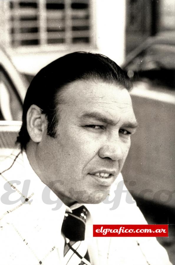 El único extranjero que le ganó a Monzón nació en España el 10 de enero de 1934. Nacionalizado brasileño, fue campeón de ese país. Peleó como profesional entre 1957 y 1966, totalizando 61 combates, con 40 victorias, 4 empates y 17 derrotas. Se midió dos veces con Monzón —ambas en Brasil— ganando la primera y perdiendo en la segunda, el 1° de agosto de 1965.