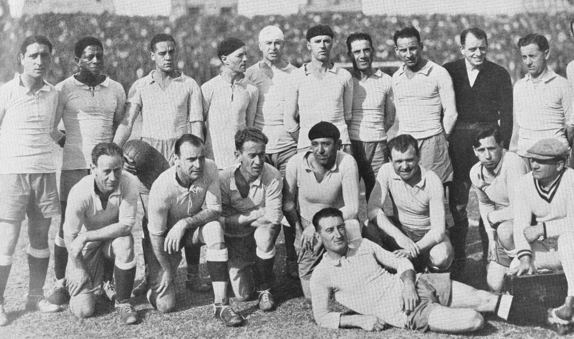 Imagen Las glorias uruguayas del pasado. De izquierda a derecha, de pie: Guerra, Gradin, Silva, Benincasa, Zibechi, Marroche, Campolo, Recoba, Mazzali y Ghierra; agachados: A. Urdinarrain, Petrone, S. Urdinarrain, Romano, Carlos Scarone y Terevinto; en primer término: Vanzina. 