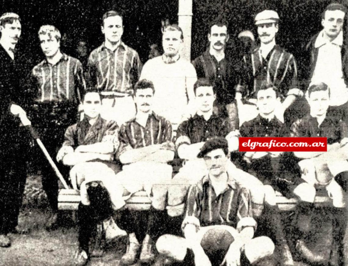 Imagen El primer campeonato organizado por la Argentina Association Football League, recientemente constituida, se jugó en 1893 y fue ganado por Lomas Athletic Club. El Lomas, que ya no juega más fútbol oficial, salió campeón cinco temporadas seguidas. 