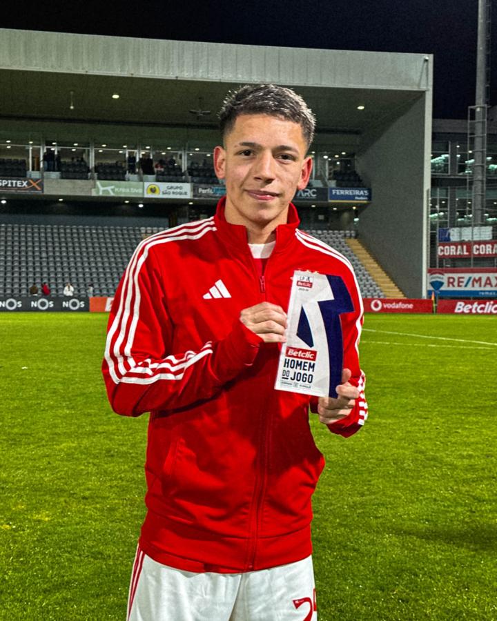Imagen Gianluca Prestianni recibió el premio MVP del partido.