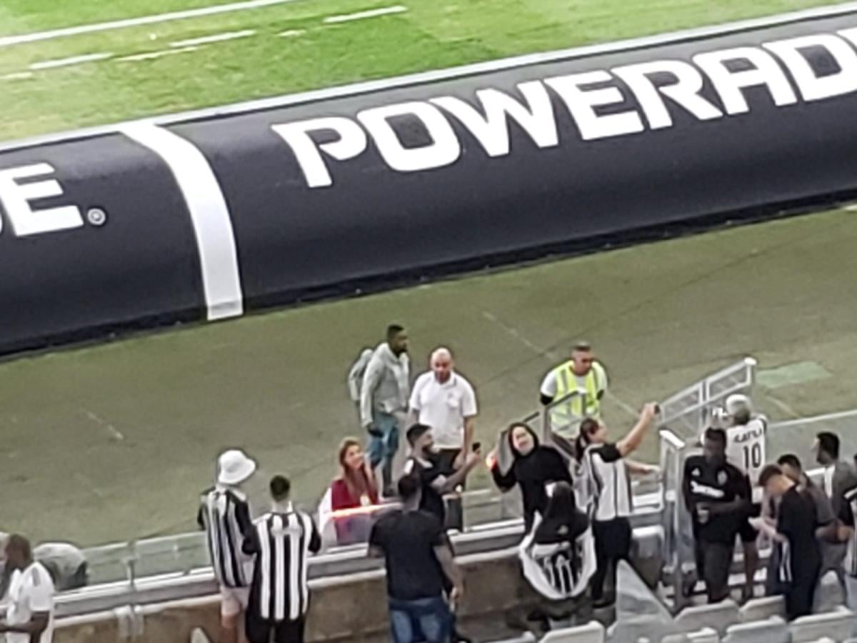 Imagen Leila se saca fotos con los hinchas del Mineiro. Mientras tanto, en Palmeiras piden su renuncia.