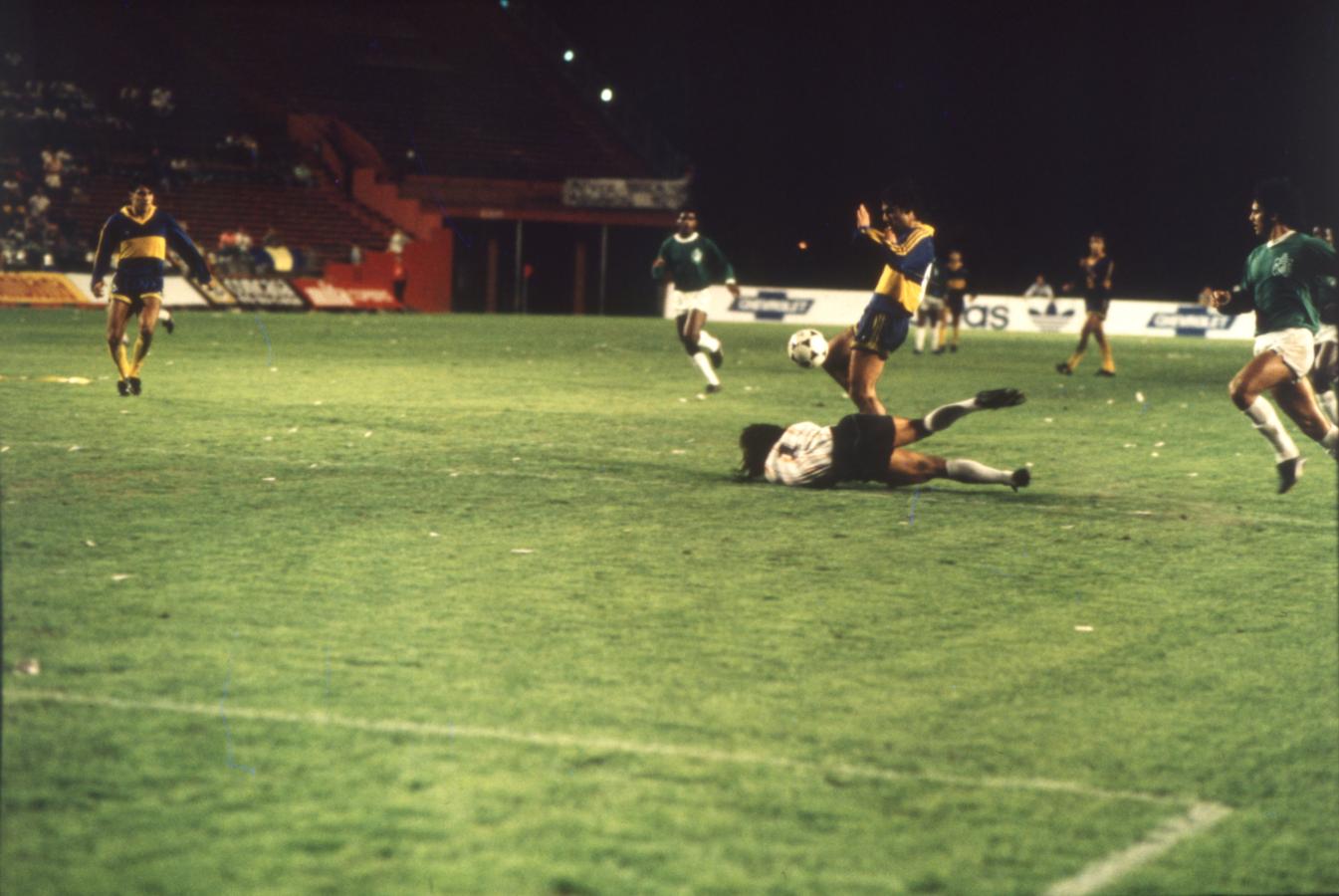 Imagen Diego Latorre marca el gol que consagrará a Boca como campeón de la Recopa Sudamericana el 17 de marzo de 1990
