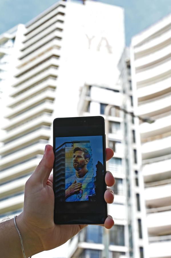 El mural de "Messi embanderado" se encuentra a tres cuadras del Monumento a la Bandera (TELAM)