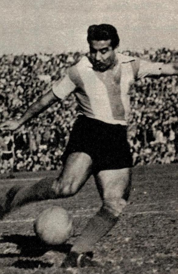 Imagen Norberto "Tucho" Méndez. Arrancó de pibe en el Huracán de los años cuarenta junto a Masantonio. Alcanzó su apogeo en Racing 1948/50. Un antiguo moderno, un ocho de pique corto, zigzagueante, capaz de clavar puñaladas en el corazón de la defensa rival. 