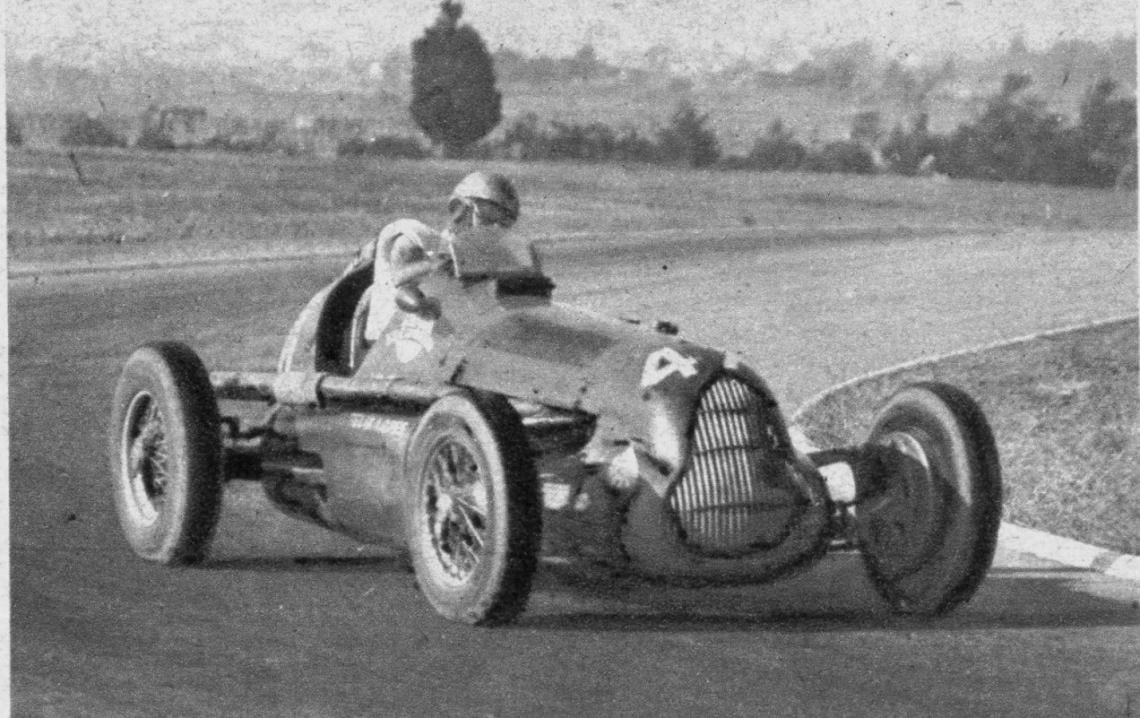 José Félix Lopes, con el Chevrolet-Wayne, logró el mejor tiempo de su categoría en las vueltas de clasificación con 2'32"5/10 y un promedio de 111,114. En la foto vemos a su máquina cuando está cumpliendo esa vuelta record de la mecánica nacional en fuerza libre.
