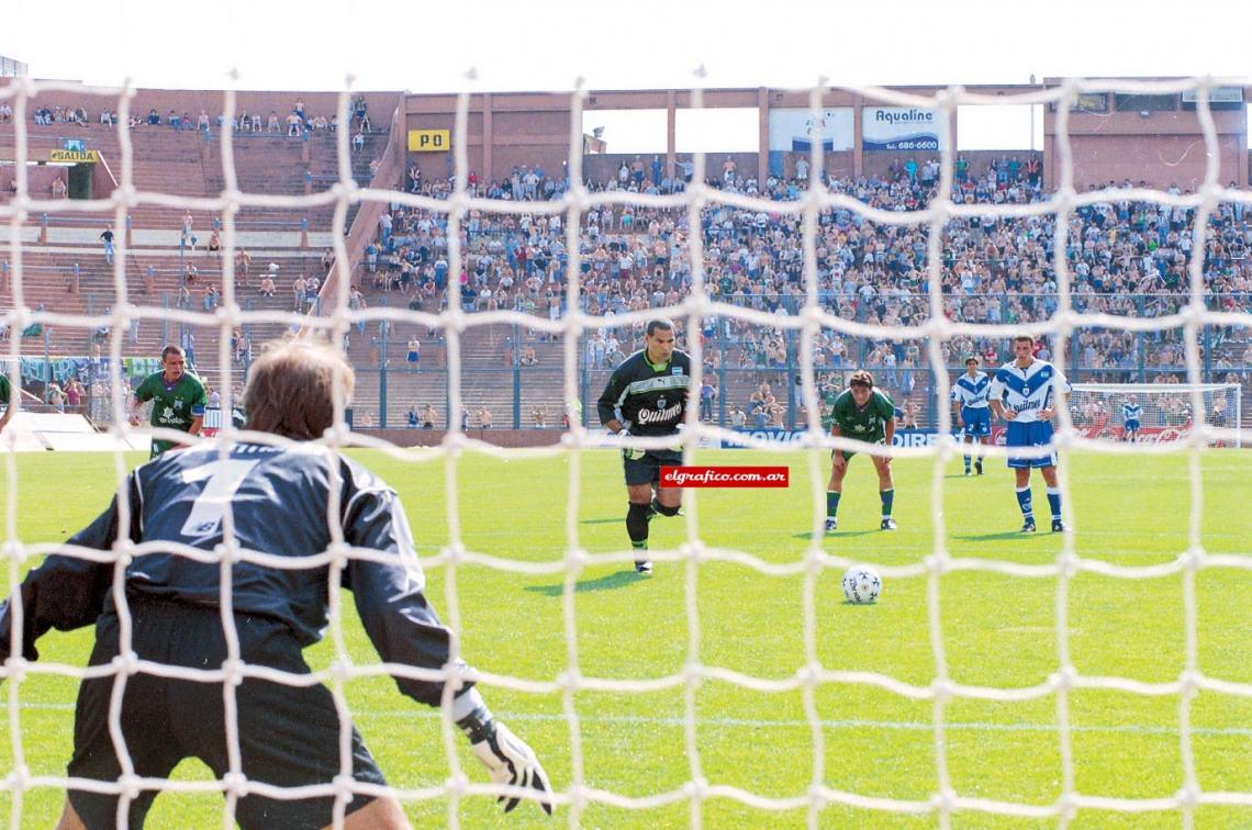 Imagen El primero de los penales ante Ferro. Fabián Cancelarich lo sufrió tres veces en el 6-1.