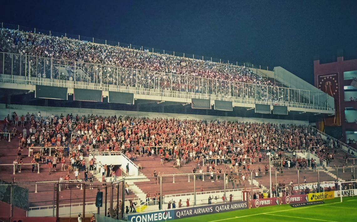 Los hinchas de Fortaleza llegaron en gran número a Avellaneda.