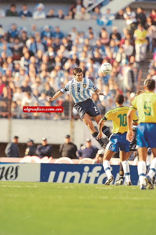 Imagen Salto espectacular de Roberto Ayala, otro punto alto. El capitán argentino llegó tres veces a posición clara de gol.