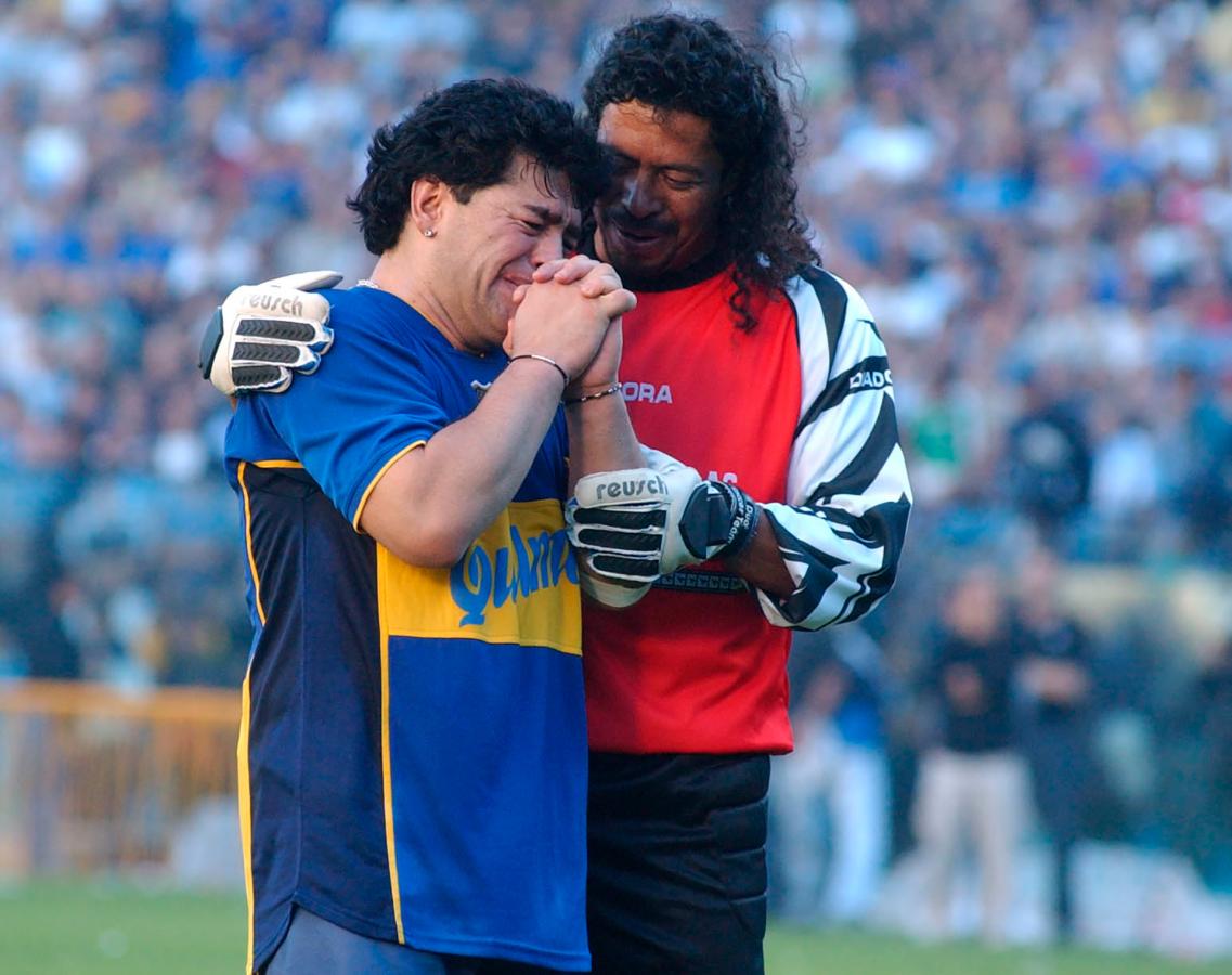 Imagen René Higuita contiene a un Maradona emocionado en su despedida.