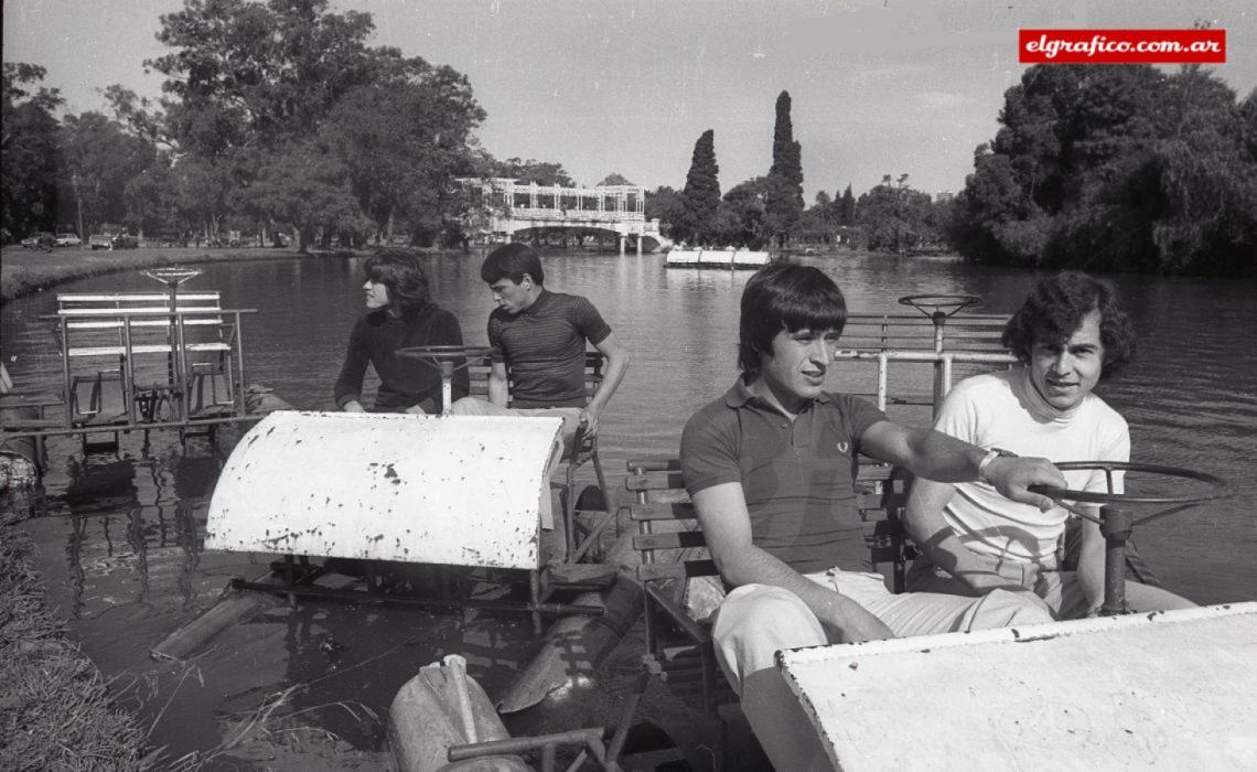 Imagen Las jóvenes estrellas de 1974: Marcelo Trobbiani (19), Daniel Passarella (21), Oscar Ortiz (21) y Ricardo Bochini (21) se divierten en los lagos de Palermo. Los cuatro serán campeones del mundo.