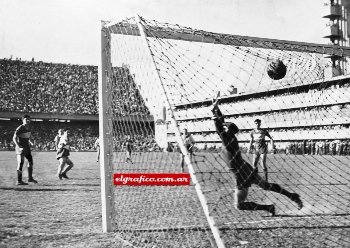 Adolfo Pedernera anota el primero de River, en 1942. Después el mismo Adolfo igualaría el partido en 2 y River sería campeón.