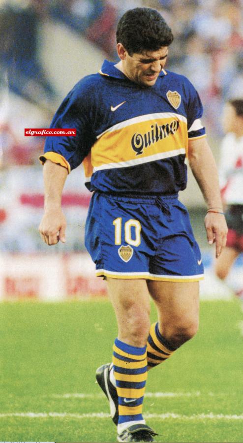 Final del primer tiempo en el clásico. Maradona se va con un gesto de dolor.