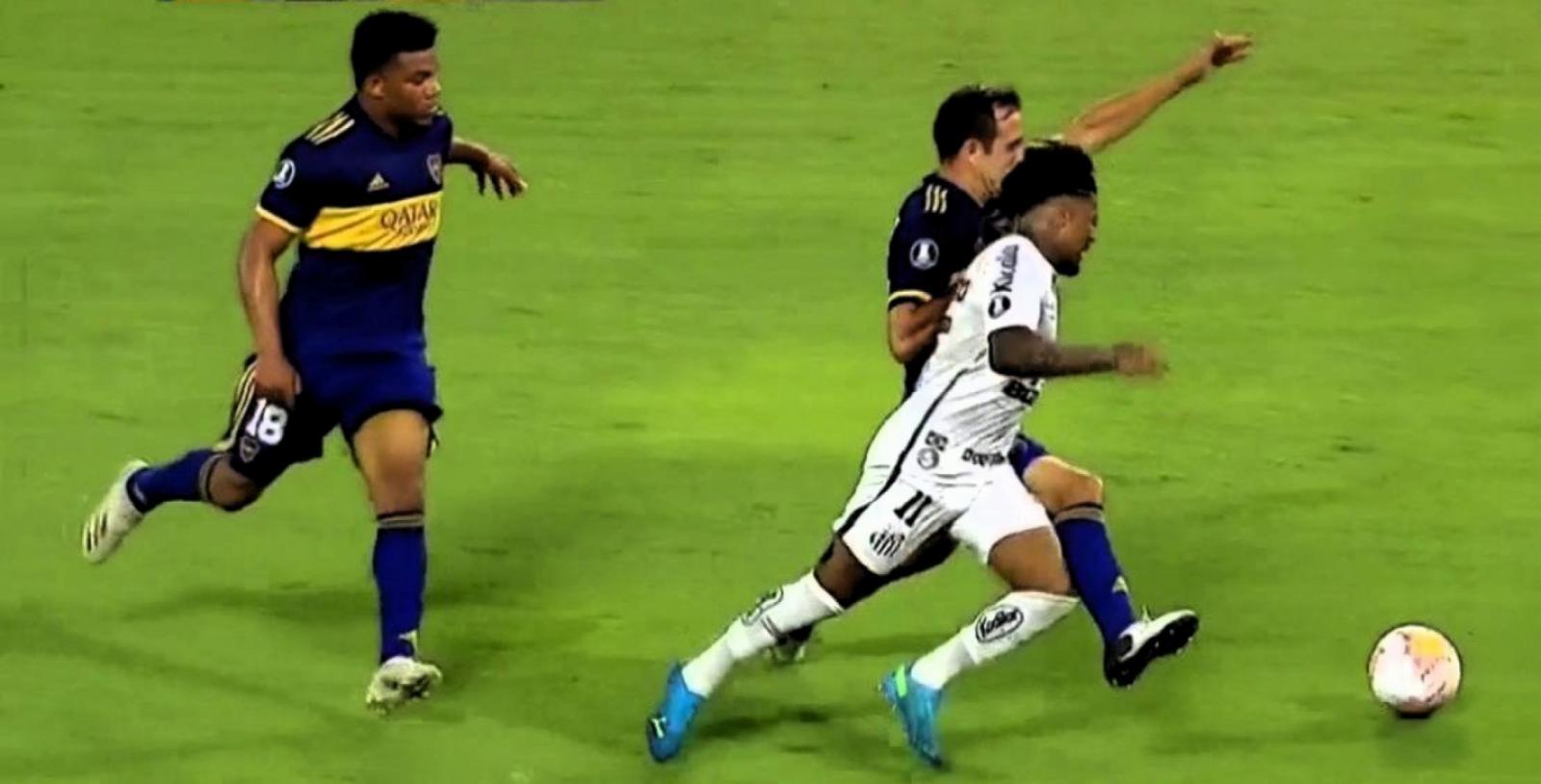 Imagen Izquierdoz cruza la pierna y derriba a Marinho. Santos sigue reclamando penal.