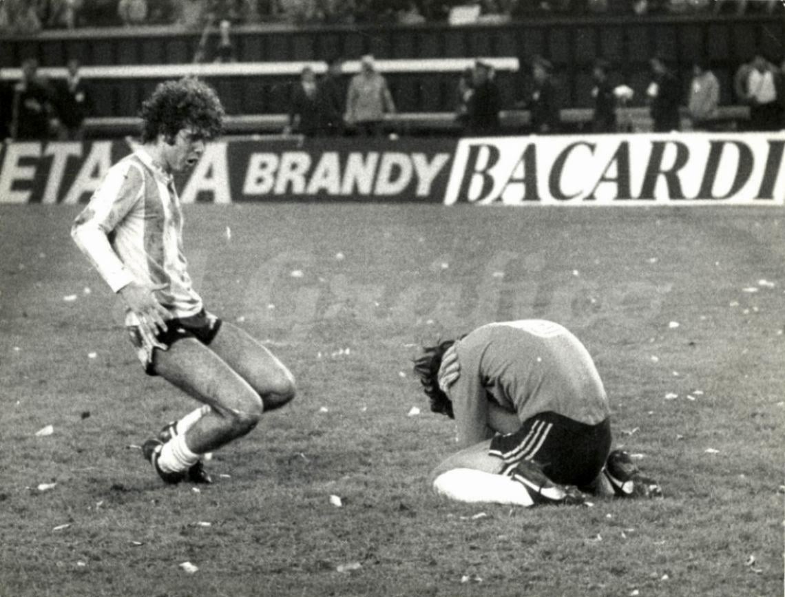 ANTES DEL ABRAZO DEL ALMA I. Suena el pitazo final Tarantini se acerca a Fillol.