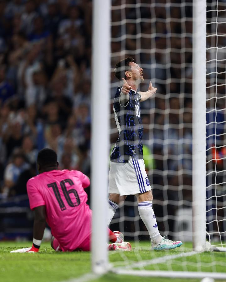 Imagen Messi festejó los 116 tantos en la Selección