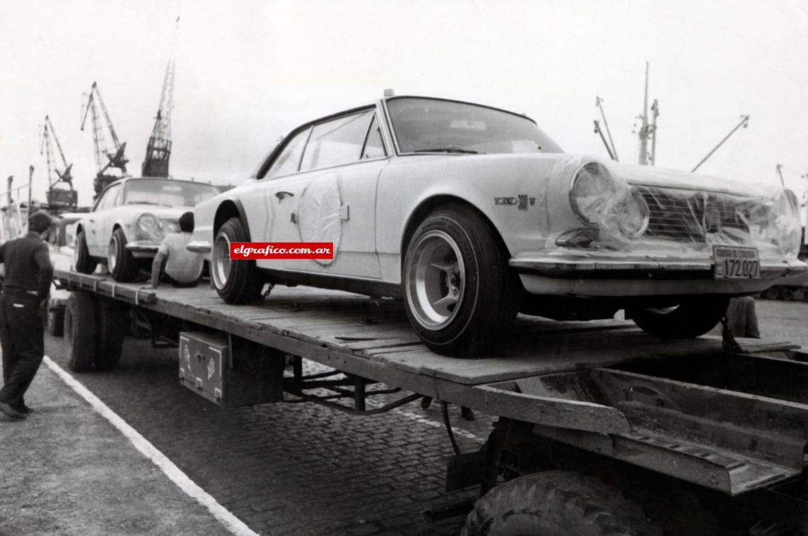 Fabricados en Argentina, los autos que formarían parte de la hazaña, se embarcan a Europa.
