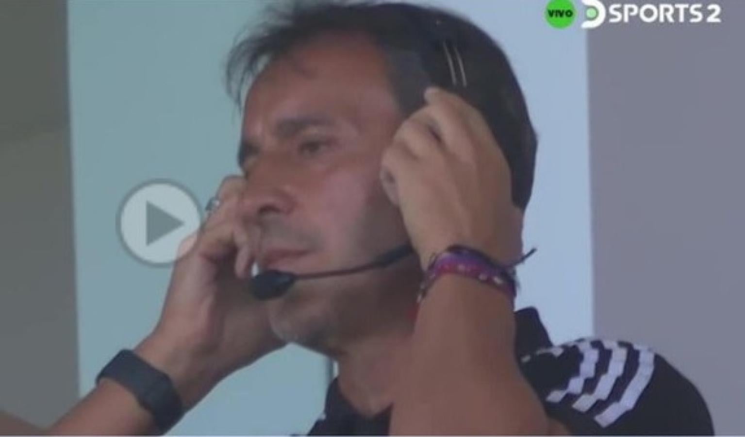 Imagen Fernando Batista, captado por la transmisión en plena comunicación con el banco de suplentes.