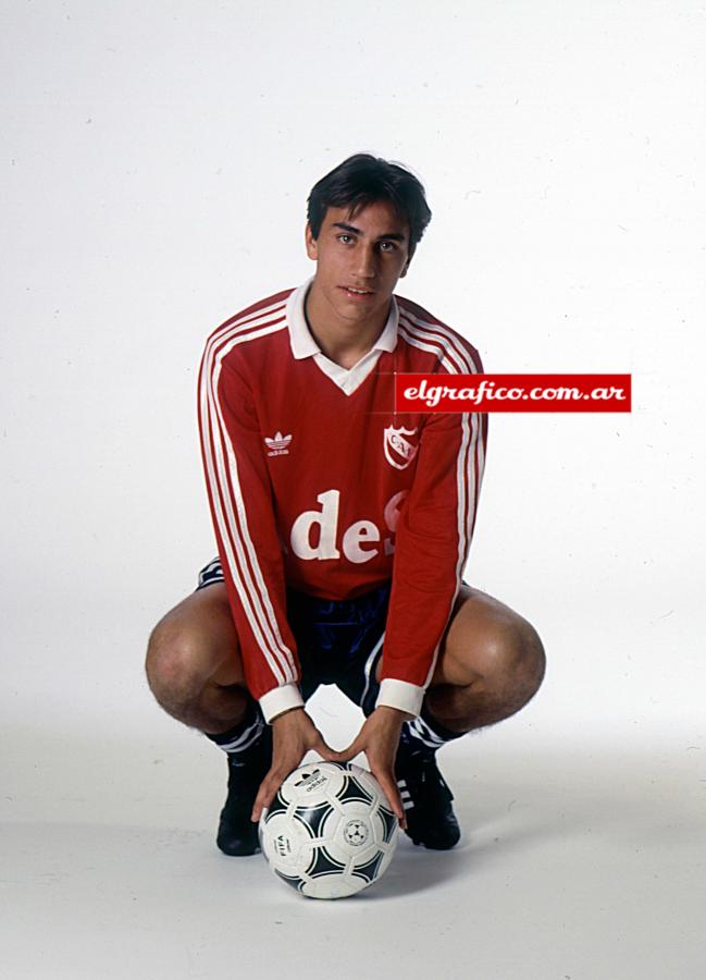 Sebastián Pascual Rambert posa en una producción fotográfica de El Gráfico con la casaca de Independiente